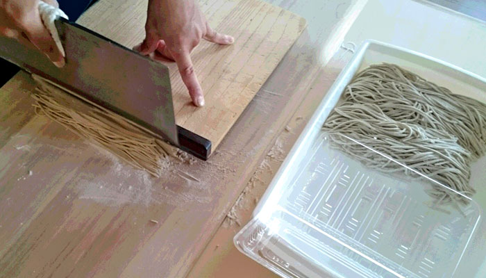 蕎麦を切る