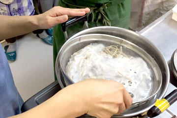 蕎麦を茹でる
